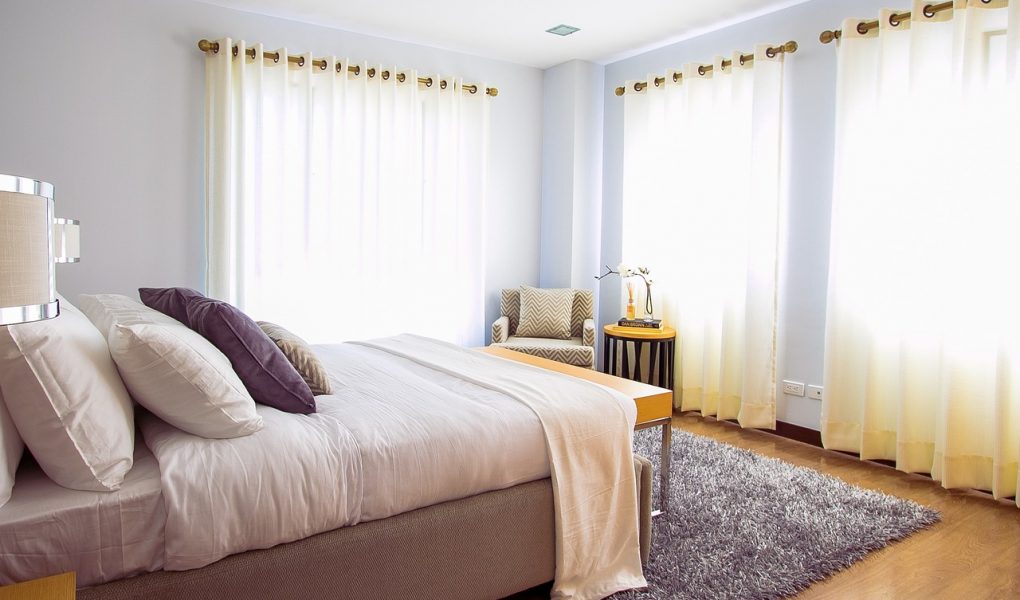 Łóżko tapicerowane z pojemnikiem – dlaczego warto się na nie zdecydować?