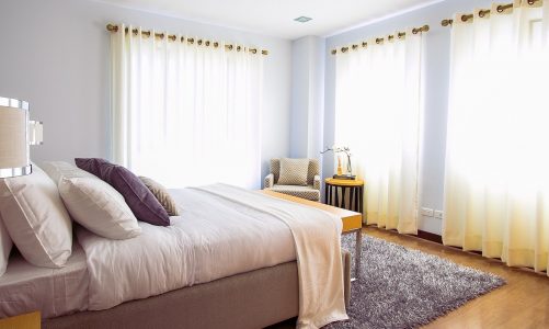 Łóżko tapicerowane z pojemnikiem – dlaczego warto się na nie zdecydować?