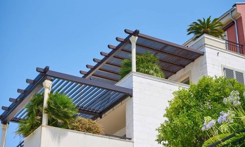Pergole na balkon – pomysł na zaciszne miejsce