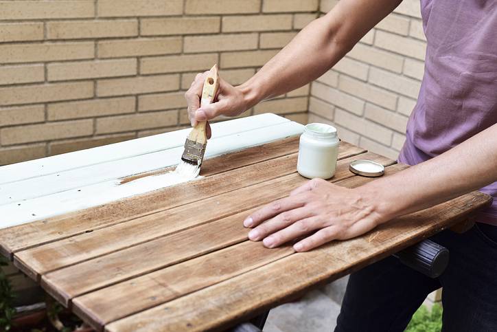 Czy warto malować drewniane meble samodzielnie
