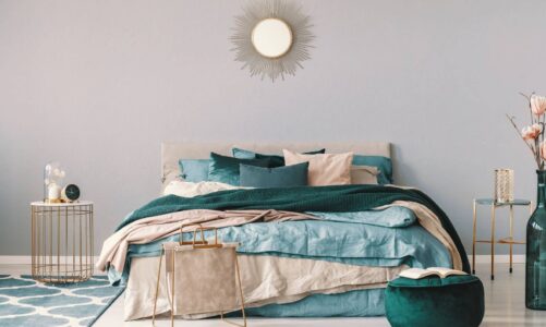 Ponadczasowo czy modnie – jak najciekawiej urządzić sypialnię?